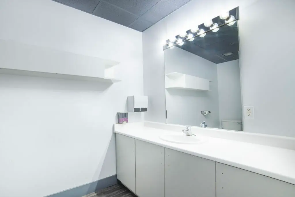 Production Office/Wardrobe Ensuite