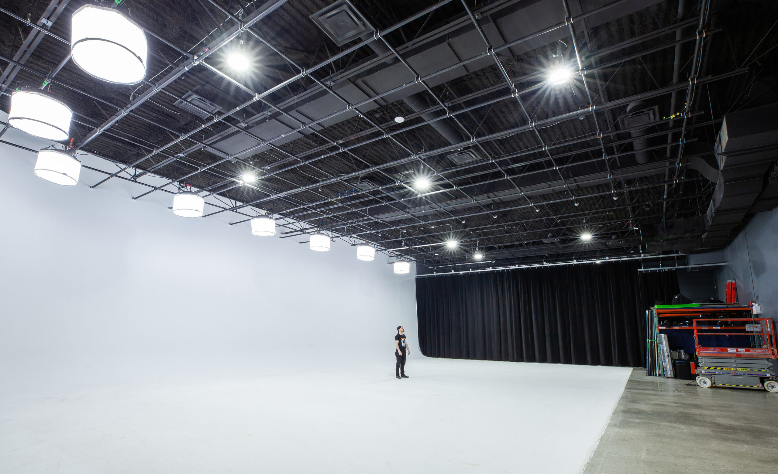 AstroLab Studios_Studio Cyc_Curtain Closed_Human For Scale